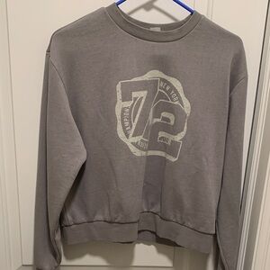 Comfortable and Stylish Gray Sweatshirt with Graphic Design. Size:M pre-owned.